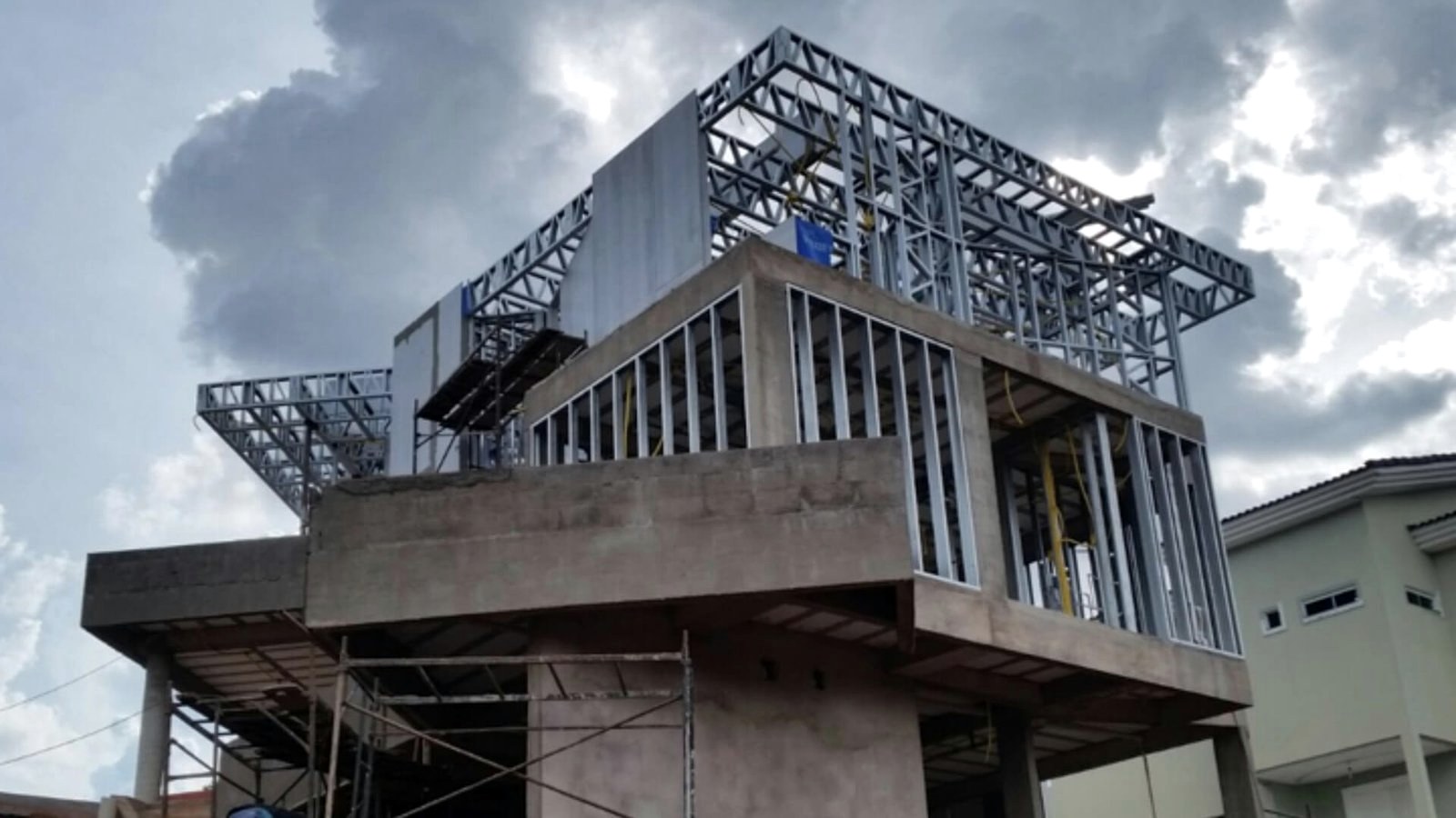 Pavimento em steel frame sendo montado sobre uma edificação de concreto