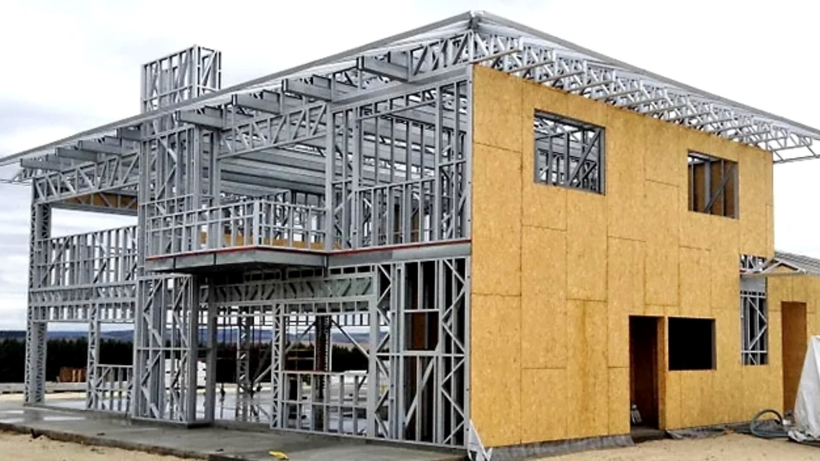 Sobrado em steel frame com parte das paredes já fechadas em placas OSB